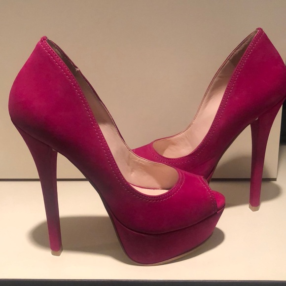 Super high heels that are surprisingly comfy! - Picture 2 of 3